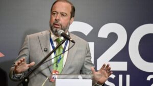 O ministro de Minas Energia, Alexandre Silveira, cobrou da Aneel que sejam apresentados os dados sobre quanto vai custar cada alternativa à transferência de controle da Amazonas Energia, como intervenção ou caducidade da concessão