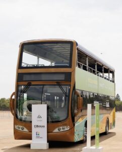 Ônibus híbrido a biodiesel e biometano utilizado no transporte de turistas na Itaipu Binacional, que foi apresentado ao público durante a cerimônia de sanção da lei do Combustível do Futuro, em Brasília