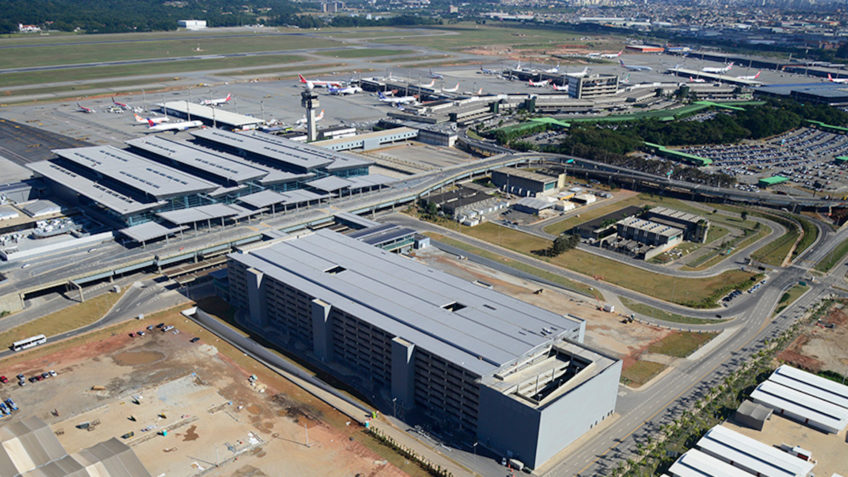 Vista aérea do Aeroporto de Guarulhos, o maior do país