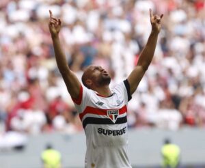 Lucas marcou pelo São Paulo nos dois clássicos contra o Corinthians pelo Brasileirão. (Foto: Rubens Chiri/SPFC)