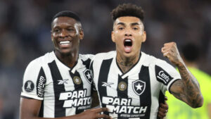 Desde o início da gestão da SAF, o Botafogo enfrentava uma dívida total superior a R$ 1 bilhão; na imagem, os jogadores Luiz Henrique (esq.) e Igor Jesus (dir.)