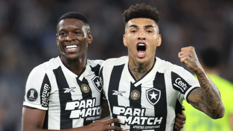 Desde o início da gestão da SAF, o Botafogo enfrentava uma dívida total superior a R$ 1 bilhão; na imagem, os jogadores Luiz Henrique (esq.) e Igor Jesus (dir.)