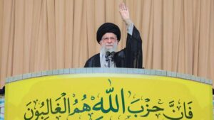 O aiatolá Ali Khamenei, sucessor de Khomeini, é o atual líder da República Islâmica