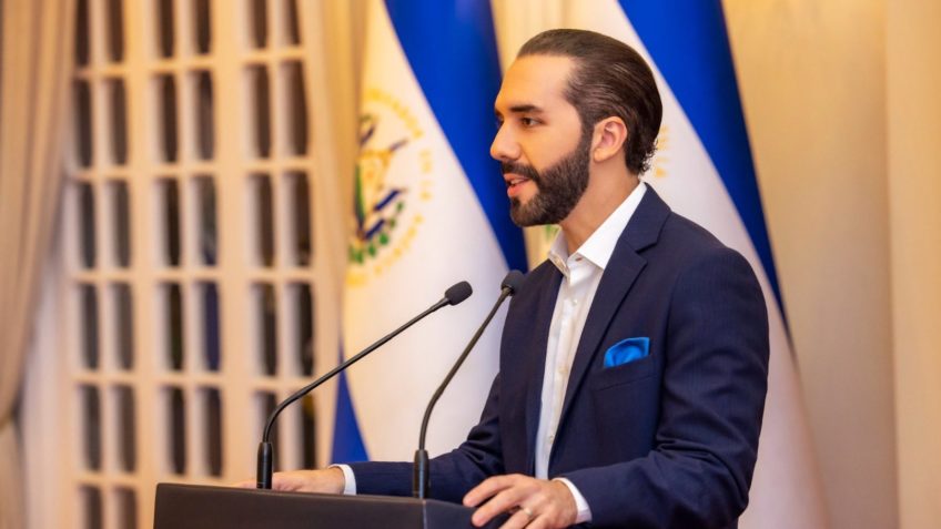 Nayib Bukele, presidente de El Salvador, único país do mundo em que o bitcoin é uma moeda de curso legal