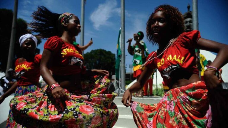 Grupo Afro Imalê Ifé dança na celebração do Dia da Consciência Negra no Monumento Zumbi dos Palmares