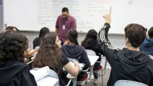 Na imagem, estudantes em sala de aula durante preparação para o Enem