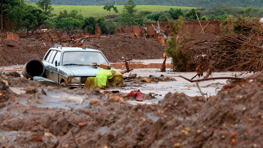 O rompimento da barragem de rejeitos da mineradora Samarco