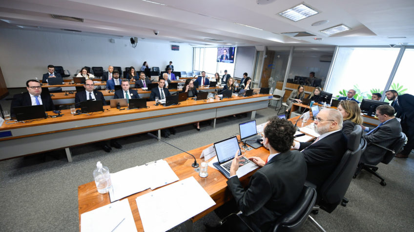 Na foto, integrantes da Comissão responsável pela elaboração de anteprojeto de Lei do Processo Estrutural no Brasil durante sessão no Senado