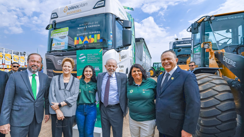 O Combustível do Futuro cria mandatos para aumentar a mistura do etanol e do biodiesel na gasilina e no diesel, respectivamente, além de criar marcos para incentivar a produção de outros biocombustíveis; na foto, Lula com Dilma (cinza) e o ministro de Minas e Energia, Alexandre Silveira (esquerda)