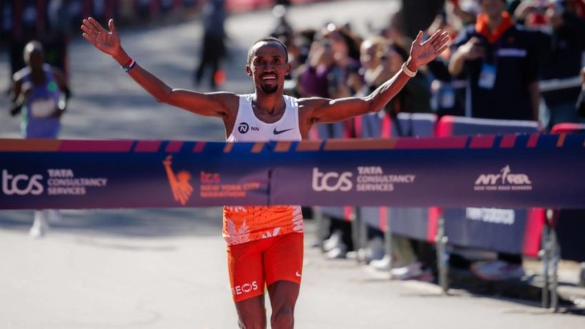 Em comparação, a Maratona de Boston e Londres oferecem os maiores prêmios individuais, com US$ 150.000 para os campeões; na imagem, o campeão de 2024 Abdi Nageeye