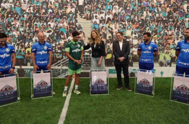 Abel recebe um quadro da diretoria do Palmeiras pelos serviços prestados –