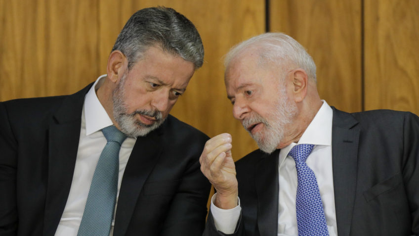 O presidente Luiz Inácio Lula da Silva (PT), à direita, durante a cerimônia de sanção da nova Lei Geral do Turismo. Ao seu lado, o presidente da Câmara, Arthur Lira (PP-AL)