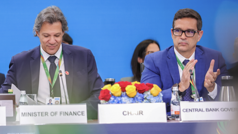 o ministro da Fazenda Fernando Haddad e o presidente do Banco Central Campos Neto durante plenária do G20, no Rio