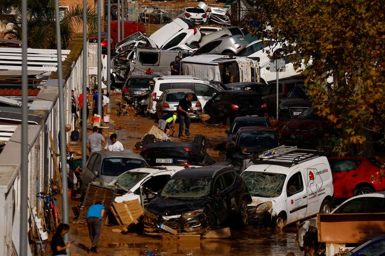 Carros empilhados após chuva forte em Valência, na Espanha