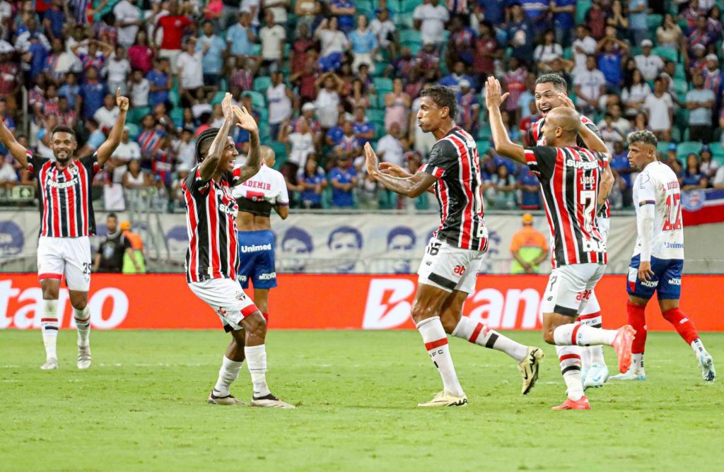 São Paulo vence Bahia e se mantém firme na briga por uma vaga direta na Libertadores. (Foto: Marcio Roberto/Agência F8/Gazeta Press)