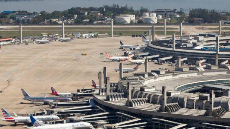 Avião britânico na pista do Galeão, no Rio