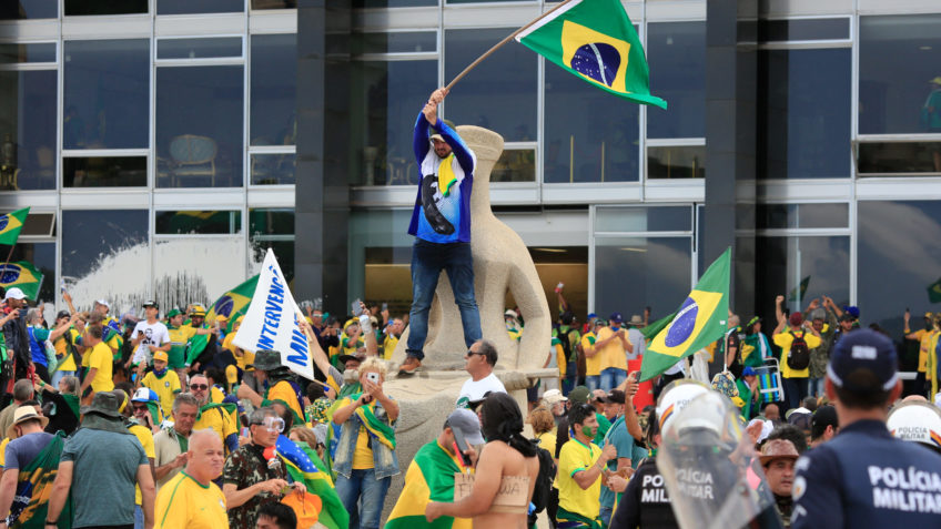 Depredação na Praça dos Três Poderes