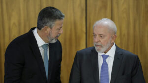 O presidente Luiz Inácio Lula da Silva (à dir.) na cerimônia de sanção da nova Lei Geral do Turismo. Ao seu lado, o presidente da Câmara, Arthur Lira (PP-AL)