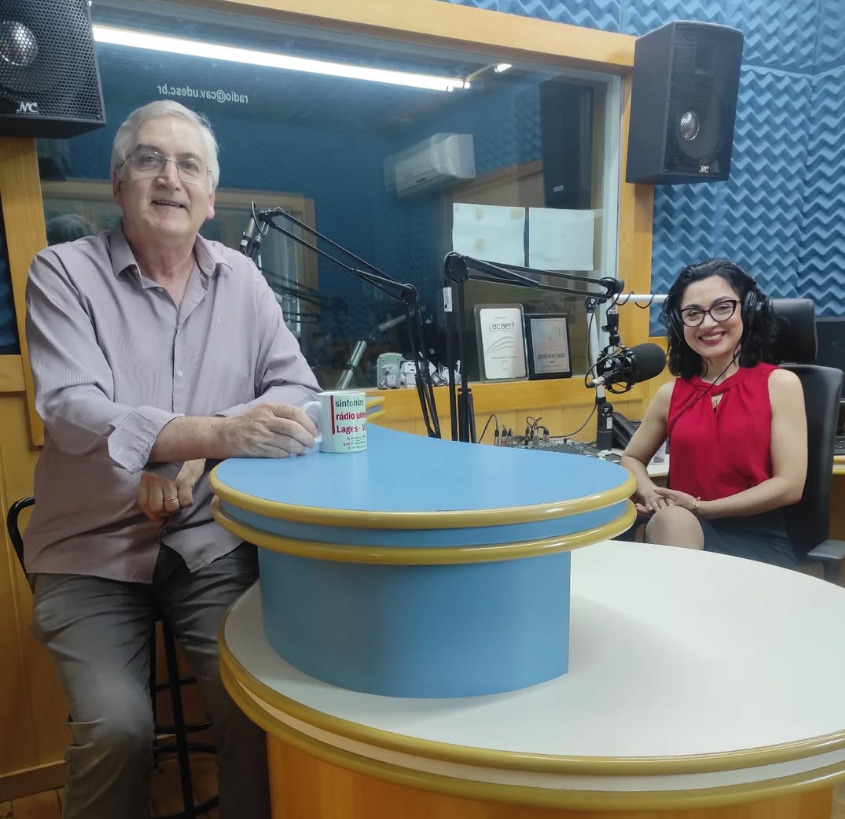 A jornalista Carla Torres em entrevista com o professor André Thaler Neto para o Minuto da Ciência da Udesc FM Lages. Foto: Div.ulgação/Udesc FM Lages