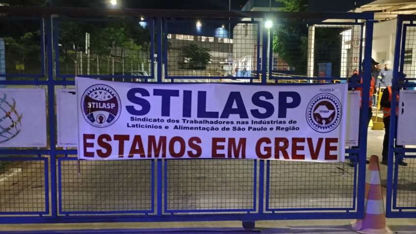 Os trabalhadores rejeitaram a proposta inicial da empresa, que oferecia 12 horas de trabalho por 2 sábados seguidos em troca de 1 sábado de folga; na imagem, a bandeira do Stilasp indicando a greve na fábrica