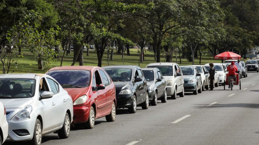 Fila de carros estacionados