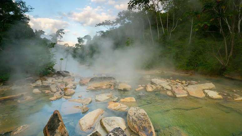 A temperatura média da água do rio fervente da Amazônia peruana é de 86 °C, com drásticos efeitos para a floresta à sua volta