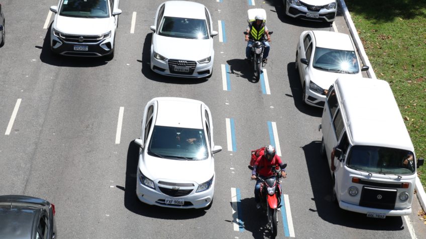 Na imagem acima, motociclistas trafegam entre carros na av. 23 de Maio, em São Paulo