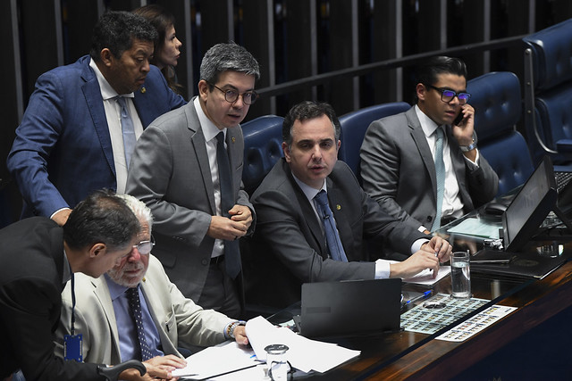 Senadores na sessão que votou a PEC do corte de gastos