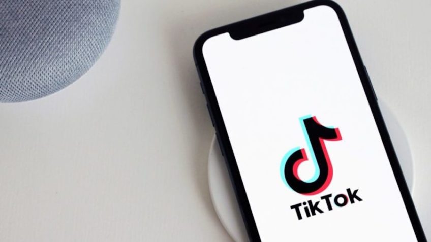 Celular com aplicativo TikTok