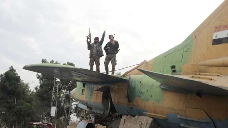 Rebelde comemora no aeroporto militar de Hama