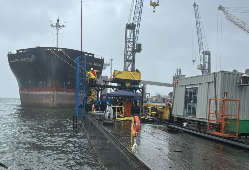 Balsa guindaste ja está furando a rocha no Porto de São Francisco
