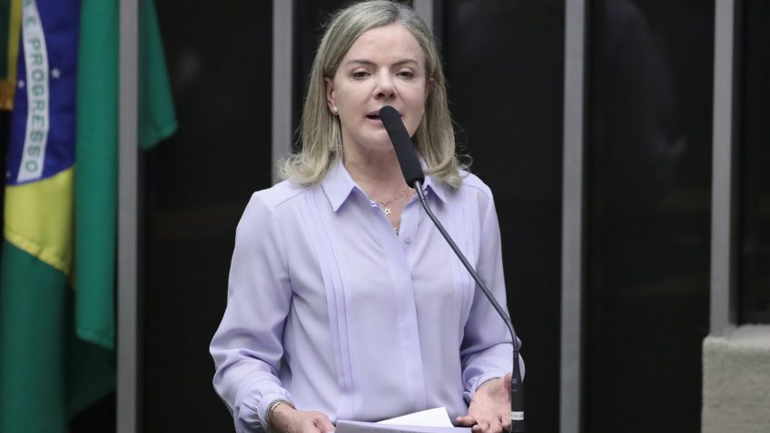 Na imagem acima, a deputada e presidente do PT, Gleisi Hoffmann. Ela criticou a fala de Bolsonaro sobre anistia aos envolvidos no 8 de Janeiro